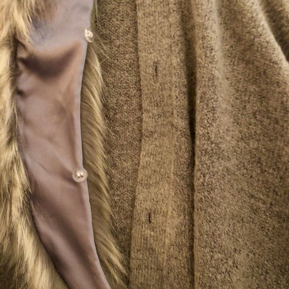 Gray sweater with fur collar (detachable!) - Picture 3 of 4